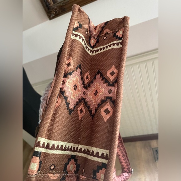 Wrangler Aztec Print Tote Bag - Brown & pink - Picture 11 of 14
